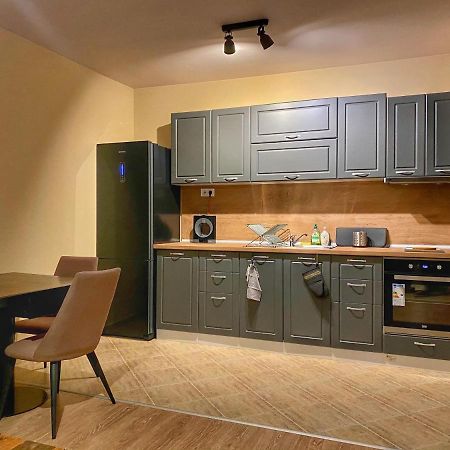 Stylish Urban Apart New 2021 Close To The Beach Varna Bagian luar foto