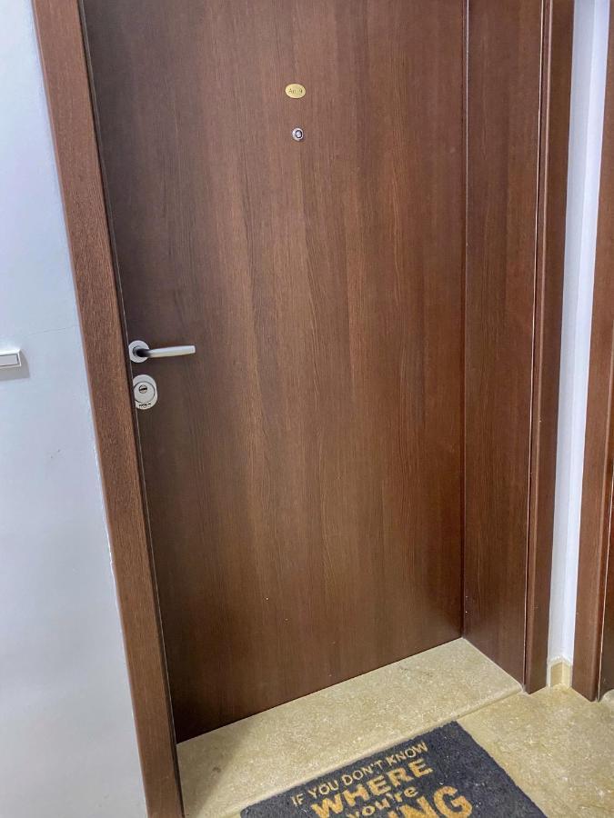 Stylish Urban Apart New 2021 Close To The Beach Varna Bagian luar foto
