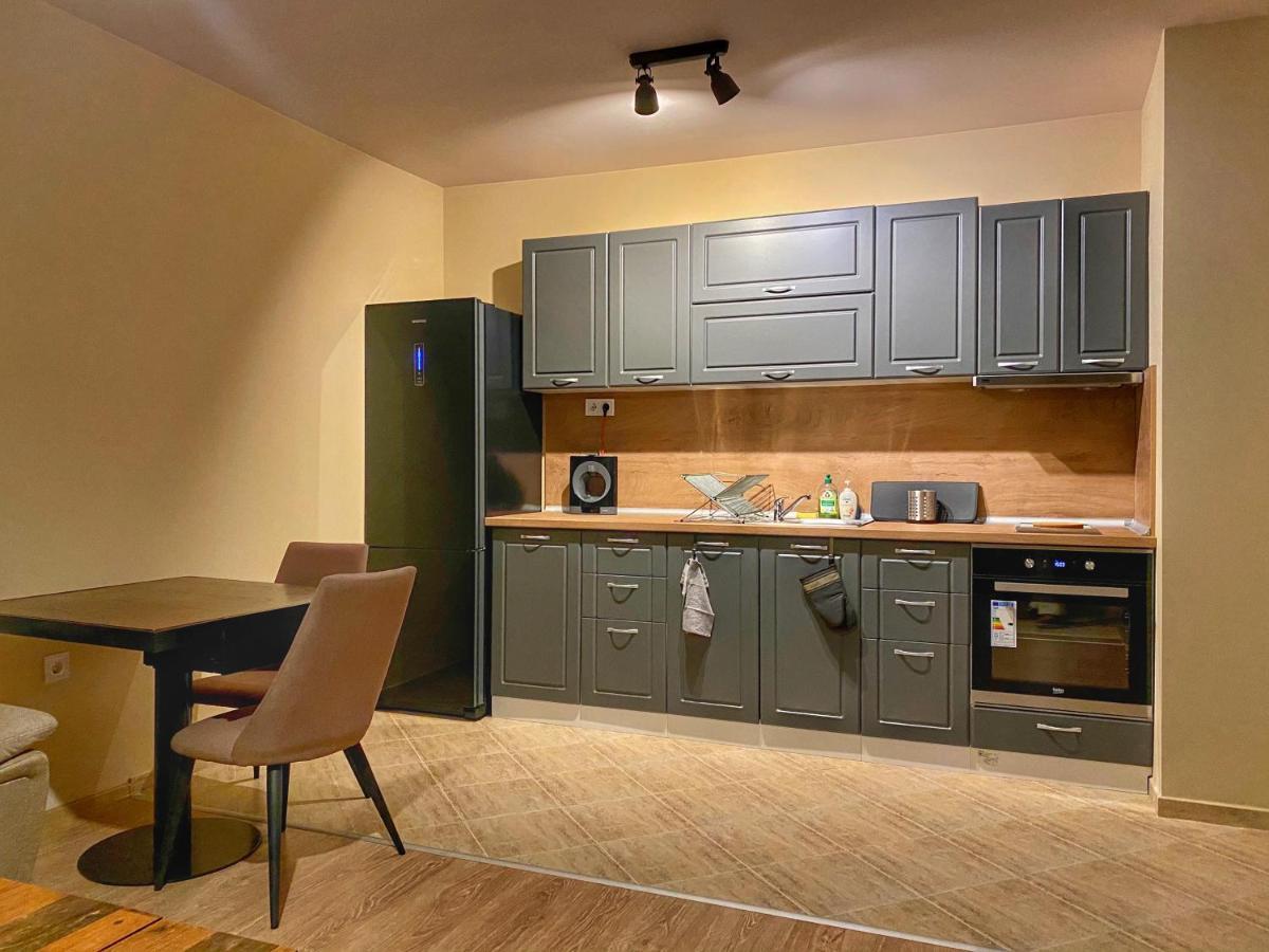 Stylish Urban Apart New 2021 Close To The Beach Varna Bagian luar foto